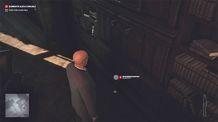 Dostanie się do tajnego pokoju od strony głównego korytarza na piętrze 1 wymaga użycia laski do chodzenia na przełączniku na podłodze - Hitman 3: Sekretne pokoje - jak otwierać? Dartmoor, solucja - Hitman 3 - poradnik, solucja