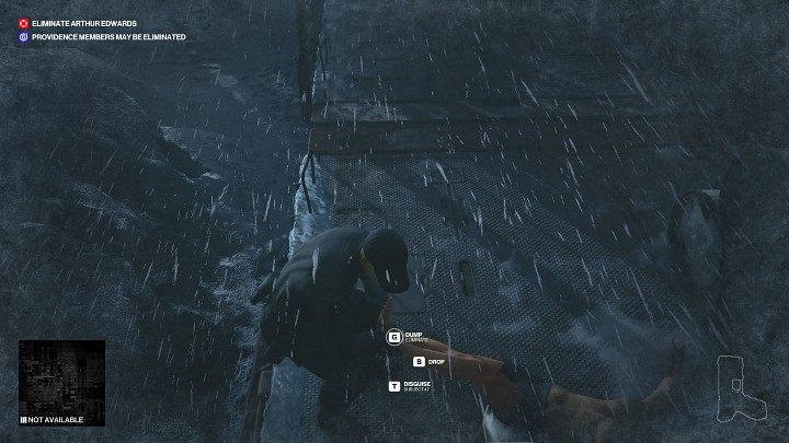 Na niektórych mapach będziesz mógł ukryć ciało pokonanego lub obezwładnionego przeciwnika, wyrzucając go za teren mapy lub przerzucając przez okno, krawędź lub barierkę - Hitman 3: Ciała - jak się pozbyć? - Hitman 3 - poradnik, solucja