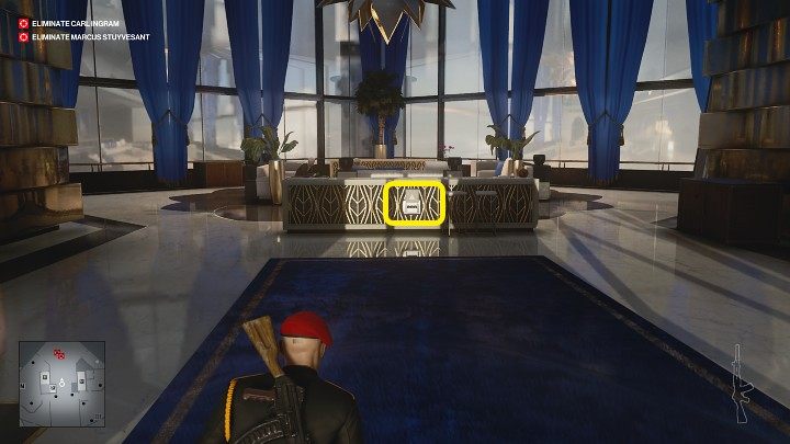 Gdy obaj mężczyźni usiądą na kanapie (punkt 39 na mapie), a strażnicy zostaną wyproszeni, przekradnij się do panelu sterującego i aktywuj funkcję blokady pomieszczenia - Hitman 3: How The Mighty Fall - Dubaj, zadania fabularne, solucja - Hitman 3 - poradnik, solucja