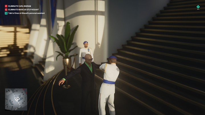 By dostać się do recepcji i porozmawiać z osobistą asystentką Omara Al-Ghazli, musisz nie mieć przy sobie żadnych nielegalnych przedmiotów (możesz je zostawić np - Hitman 3: Bird Of Prey - Dubaj, zadania fabularne, solucja - Hitman 3 - poradnik, solucja