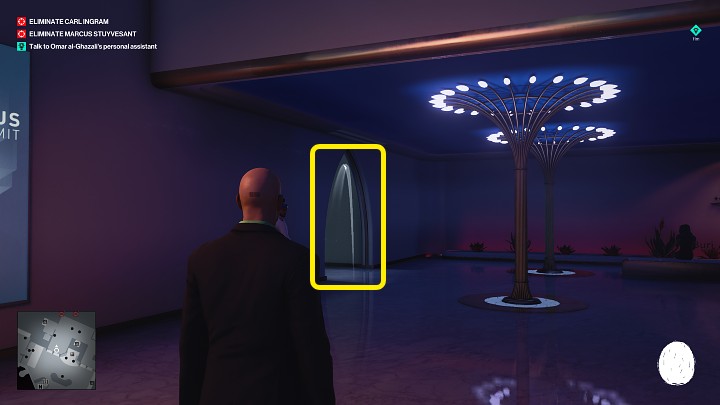 Jeśli nie chcesz rozstawać się z bronią, przejdź do wnęki po lewej stronie, odwróć uwagę strażnika stojącego po lewej (rzuć do korytarza po jego lewej stronie jakiś przedmiot, np - Hitman 3: Bird Of Prey - Dubaj, zadania fabularne, solucja - Hitman 3 - poradnik, solucja