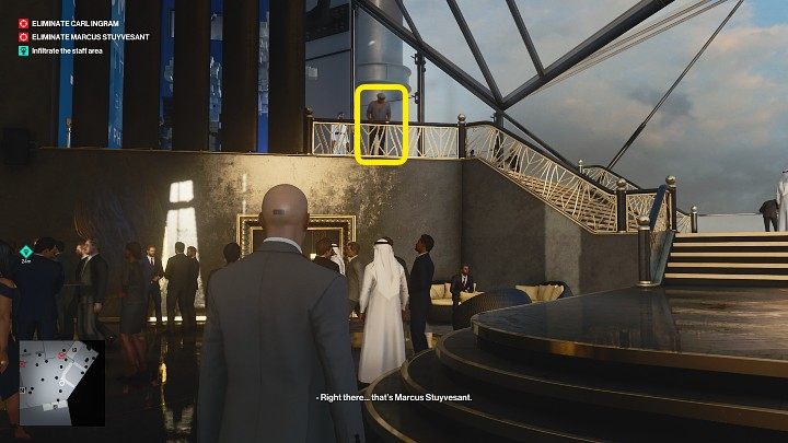 Gdy będziesz w przestrzeni barowej, poczekaj chwilę, a pojawi się tutaj Marcus Stuyvesant - Hitman 3: (In)Security - Dubaj, zadania fabularne, solucja - Hitman 3 - poradnik, solucja