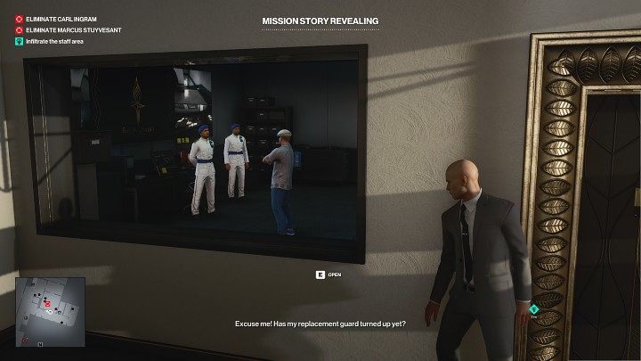 Idź za mężczyzną do pokoju ochrony (punkt 13 na mapie) i podsłuchaj jego rozmowę ze strażnikami - Hitman 3: (In)Security - Dubaj, zadania fabularne, solucja - Hitman 3 - poradnik, solucja