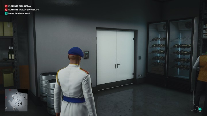 Skręć w prawo, a następnie przejdź przez podwójne białe drzwi po lewej stronie i zejdź klatką schodową na niższe piętro budynku - Hitman 3: (In)Security - Dubaj, zadania fabularne, solucja - Hitman 3 - poradnik, solucja