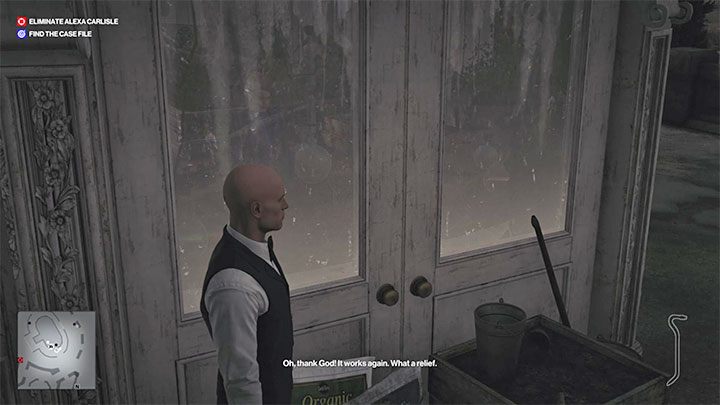 Ciekawostka - Po naprawieniu zestawu do destylacji możesz też pozostawić go w spokoju i zaczekać aż pojawi się tu Emma (dojdzie do tego po rodzinnym spotkaniu w salonie) - Hitman 3: Trucizna, Dartmoor - jak zdobyć? - Hitman 3 - poradnik, solucja