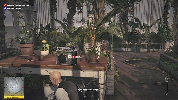 Użyj radia do odwrócenia uwagi Emmy - Hitman 3: Family Feud - jak odblokować trofeum/osiągnięcie? - Hitman 3 - poradnik, solucja