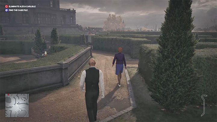 Emma automatycznie stworzy śmiertelną truciznę i wyruszy z nią w stronę głównego budynku posiadłości - Hitman 3: Family Feud - jak odblokować trofeum/osiągnięcie? - Hitman 3 - poradnik, solucja