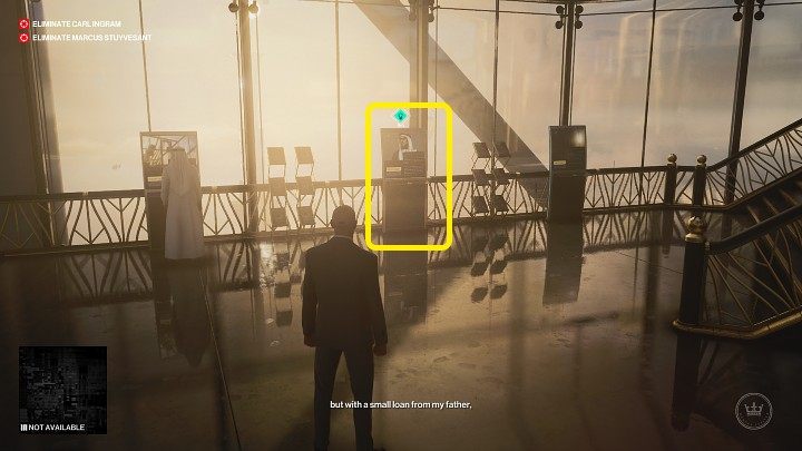 Przy oknach znajdziesz trzy interaktywne panele informacyjne - Hitman 3: Mapa Dubaju - jak odblokować? - Hitman 3 - poradnik, solucja
