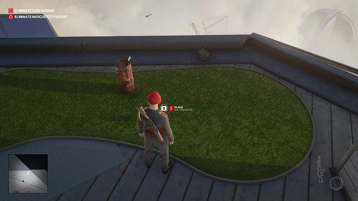 Wyjdź szybko na zewnątrz i wrzuć wybuchową piłeczkę golfową do koszyka, a następnie odsuń się i poczekaj - Hitman 3: Carl Ingram - jak zabić? Dubaj, solucja - Hitman 3 - poradnik, solucja