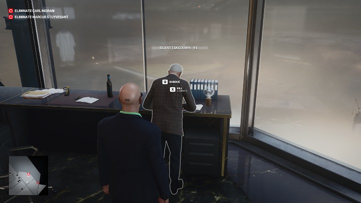 Teraz musisz jedynie podejść do biurka i pchnąć Carla Ingrama prosto na miniaturowy model platformy wiertniczej - Hitman 3: Carl Ingram - jak zabić? Dubaj, solucja - Hitman 3 - poradnik, solucja