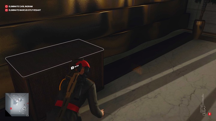 Gdy tylko nie będzie zwracał na Ciebie uwagi, podkradnij się do kontenera po lewej stronie i schowaj się w środku - Hitman 3: Carl Ingram - jak zabić? Dubaj, solucja - Hitman 3 - poradnik, solucja