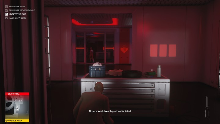 Idąc w lewą stronę dotrzesz do jednego z pomieszczeń placówki - Hitman 3: Data Core - jak zhakować? - Hitman 3 - poradnik, solucja