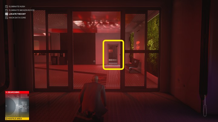 Wyjdź z pokoju, skręć w lewo i schodami wejdź na wyższe piętro placówki - Hitman 3: Data Core - jak zhakować? - Hitman 3 - poradnik, solucja