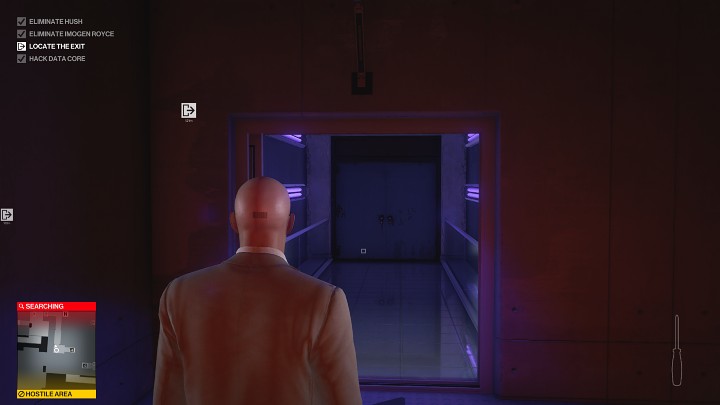 Gdy strażnicy nie będą patrzeć w Twoją stronę, wyjdź z pomieszczenia i wejdź schodami na najwyższe piętro - Hitman 3: Data Core - jak zhakować? - Hitman 3 - poradnik, solucja