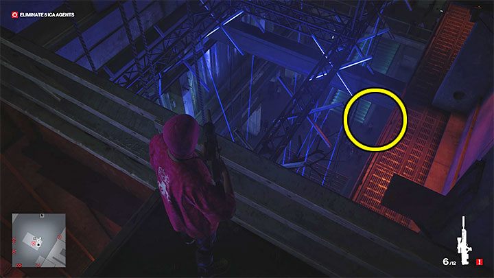 Po odebraniu snajperki pozostań na metalowym balkoniku znajdującym się niedaleko sufitu budynku klubu - Hitman 3: Agent Chamberlin - jak zabić? (The Joker) - Berlin, solucja - Hitman 3 - poradnik, solucja