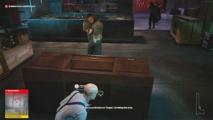 Pod biurkiem znajdziesz ukrytego obrzyna - warto go zabrać - Hitman 3: Agent Montgomery - jak zabić? (The Leader) - Berlin, solucja - Hitman 3 - poradnik, solucja