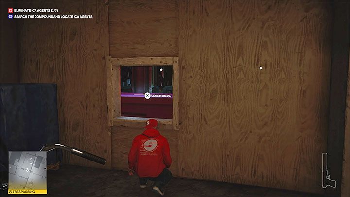 Skorzystaj z okazji, że możesz zakraść się do wnętrza budynku motocyklistów, ale uważaj na kamerę zlokalizowaną na wprost - możesz ją zniszczyć lub omijać - Hitman 3: Agent Lowenthal - jak zabić? (The Englishman) - Berlin, solucja - Hitman 3 - poradnik, solucja