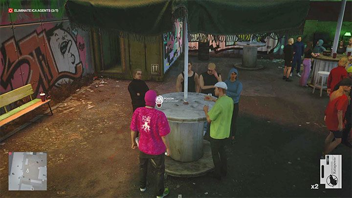 Po założeniu przebrania wyjdź na zewnątrz i odszukaj stolik z powyższego obrazka - wsyp do niego truciznę - Hitman 3: Agent Davenport - jak zabić? (The Rookie) - Berlin, solucja - Hitman 3 - poradnik, solucja