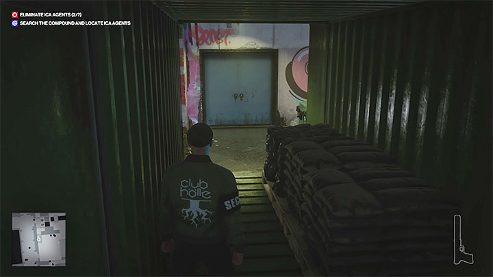 Przejścia do górnych drzwi (punkt 21 na mapie) pilnuje strażnik, ale można go ominąć przechodząc przez znajdujący się za nim kontener - Hitman 3: Klub Holle - jak wejść do środka? - Hitman 3 - poradnik, solucja