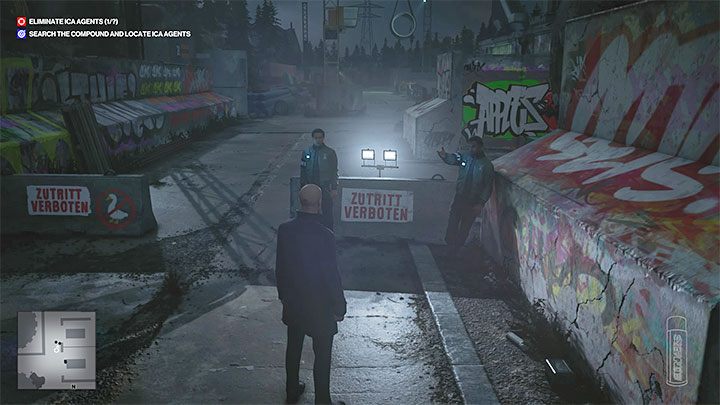 Przebranie pracownika ochrony możesz pozyskać niedługo po rozpoczęciu misji - Hitman 3: Berlin - Najlepsze przebrania - Hitman 3 - poradnik, solucja