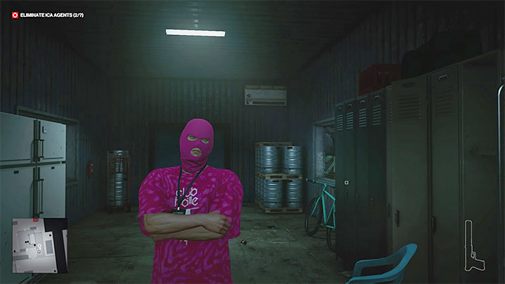 Przebranie barmana może być dobrym wyborem pod kątem wtapiania się w otoczenie we wszystkich lokacjach na mapie, w których znajdują się bary - Hitman 3: Berlin - Najlepsze przebrania - Hitman 3 - poradnik, solucja