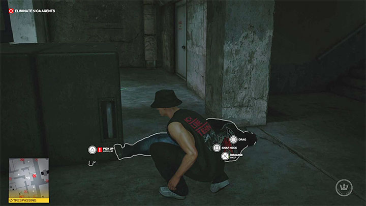 Możesz też dość łatwo odebrać strój motocyklisty jednemu z przeciwników przebywających wewnątrz klubu Holle - Hitman 3: Berlin - Najlepsze przebrania - Hitman 3 - poradnik, solucja