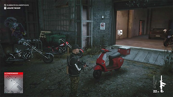 Skuter jest zaparkowany przy bramie garażowej budynku motocyklistów - Hitman 3: Mapa Berlina - jak opuścić? - Hitman 3 - poradnik, solucja