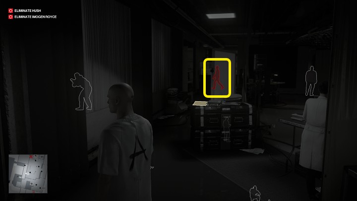 Ustaw się za stanowiskiem komputerowym i obserwuj Husha - Hitman 3: Hush - jak zabić? Chongqing, Chiny, solucja - Hitman 3 - poradnik, solucja