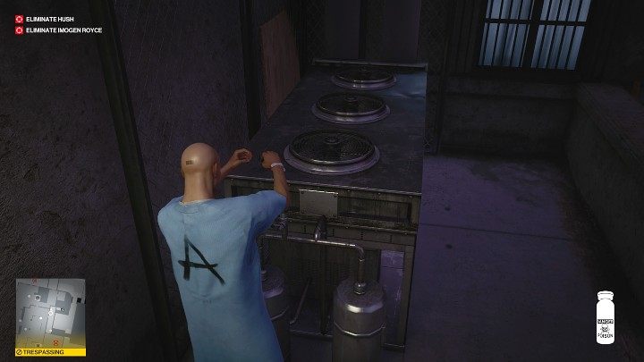 Po lewej stronie zauważysz urządzenie podłączone do systemu wentylacyjnego - dodaj tam nieco trucizny - Hitman 3: Hush - jak zabić? Chongqing, Chiny, solucja - Hitman 3 - poradnik, solucja