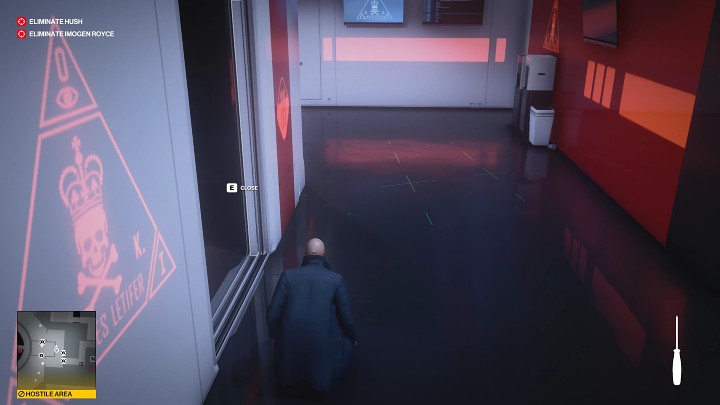 Po prawej stronie zainstalowano jedną kamerę - Hitman 3: Imogen Royce - jak zabić? Chongqing, Chiny, solucja - Hitman 3 - poradnik, solucja