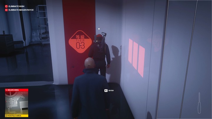 Gdy strażnik wyłączy terminal, wyjdź z szafy, obezwładnij go i przebierz się w jego rzeczy - Hitman 3: Chongqing - Najlepsze przebrania - Hitman 3 - poradnik, solucja