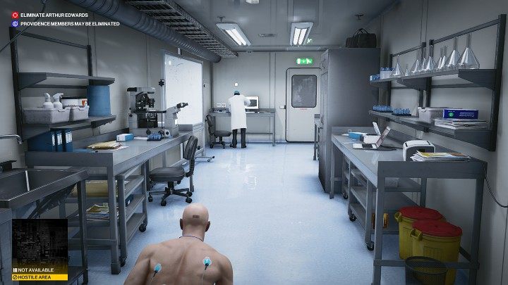 Po tym, jak Agent 47 obudzi się w jednym z pomieszczeń laboratoryjnych, wstań z łóżka i przejdź przez przeszklone drzwi - Hitman 3: Arthur Edwards - jak zabić? Carpathian Mountains, solucja - Hitman 3 - poradnik, solucja