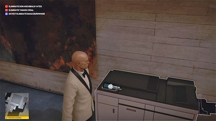 Zbadaj korytarz na południowy-zachód od pomieszczenia monitoringu żeby znaleźć pokazaną na obrazku fotokopiarkę - Hitman 3: Monitoring, Mendoza - gdzie sabotować? - Hitman 3 - poradnik, solucja
