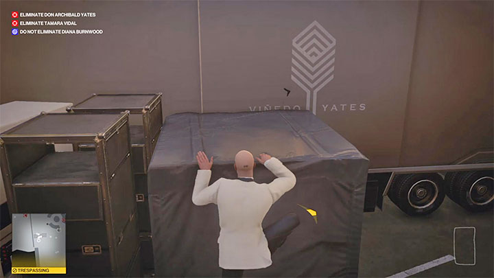 Zakradnij się na parking, przejdź kawałek na zachód i następnie skręć na północ - Hitman 3: Mendoza - najlepsze przebrania - Hitman 3 - poradnik, solucja
