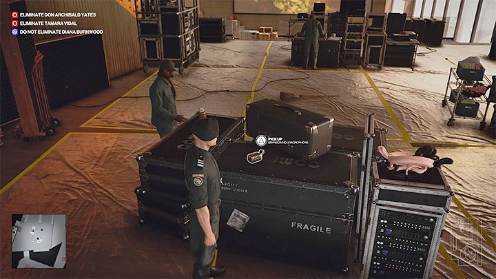 Wariant ten zakłada śmiertelne porażenie Yatesa prądem wykorzystując do tego celu mikrofon - Hitman 3: Don Archibald Yates - jak zabić? Mendoza, solucja, opis przejścia - Hitman 3 - poradnik, solucja