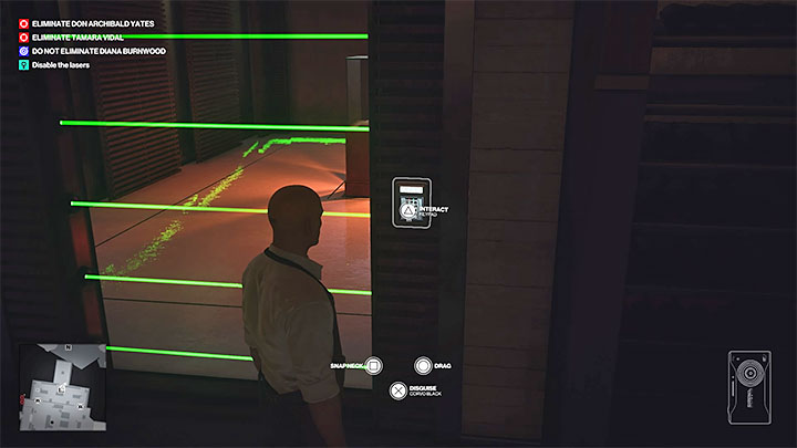 Nie przechodź przez lasery, tylko zamiast tego skorzystaj z klawiatury na prawo od nich - Hitman 3: Bariera laserowa/Laser grid - jak wyłączyć? - Hitman 3 - poradnik, solucja
