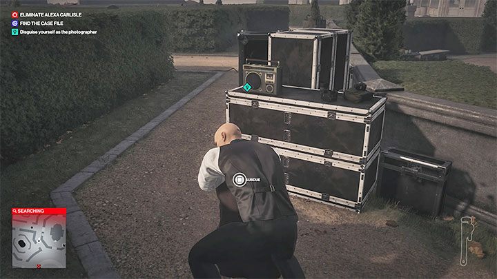 Zacznij od pozbycia się pracownika służby stojącego za plecami fotografa, dzięki czemu nie zaalarmujesz okolicy swoimi kolejnymi działaniami - Hitman 3: A Day to Remember - Dartmoor, solucja, zadania fabularne - Hitman 3 - poradnik, solucja