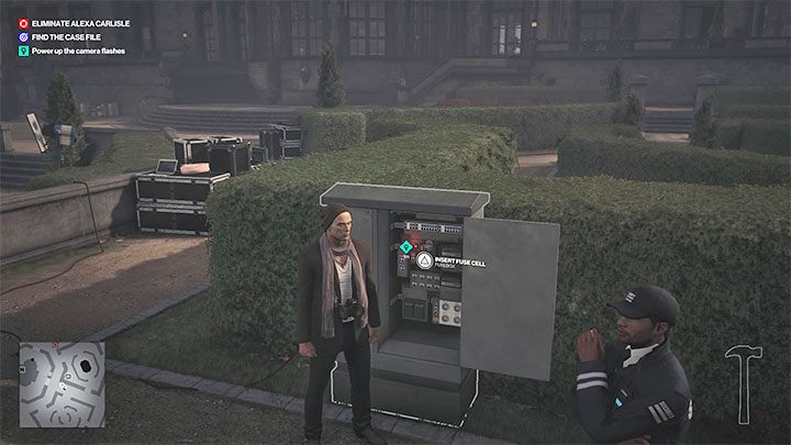 Z ogniwem udaj się do skrzyni z bezpiecznikami zlokalizowanej na zachód od fontanny w ogrodzie - Hitman 3: A Day to Remember - Dartmoor, solucja, zadania fabularne - Hitman 3 - poradnik, solucja