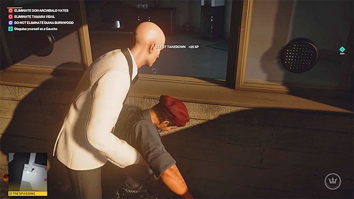 Dotrzesz w pobliże małego pomieszczenia sąsiadującego z parkingiem (punkt 9 na mapie) - Hitman 3: Eyes on Target - Mendoza, solucja, zadania fabularne - Hitman 3 - poradnik, solucja