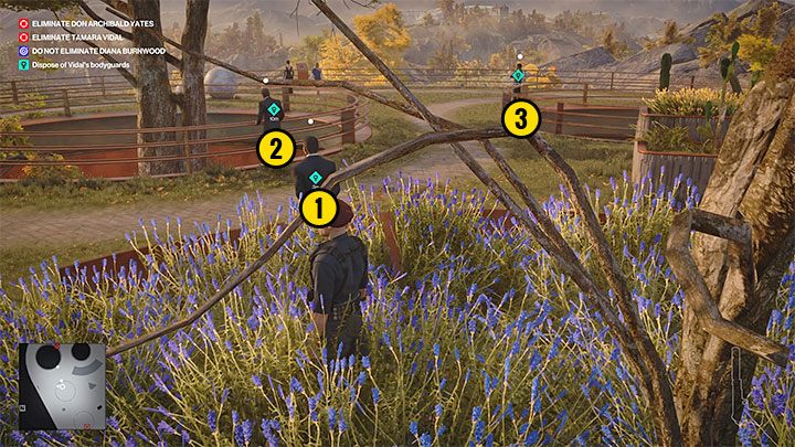 Ochroniarza 1 z powyższego obrazka odciągnij w lewo dowolnym obiektem do rzucania (np - Hitman 3: Eyes on Target - Mendoza, solucja, zadania fabularne - Hitman 3 - poradnik, solucja