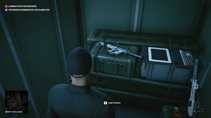 Na skrzyniach po lewej stronie znajdziesz dwie wymagane bronie: taktyczny shotgun oraz SMG - Hitman 3: Bullet Train - jak odblokować trofeum/osiągnięcie? - Hitman 3 - poradnik, solucja