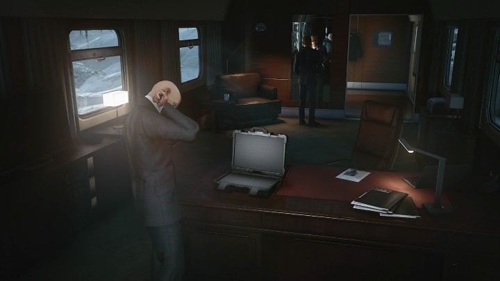 Jeśli po spotkaniu z Arthurem Edwardsem (The Constant) weźmiesz do ręki strzykawkę i poczekasz około 1 minutę, możesz odblokować dodatkową opcję, która pozwoli Agentowi 47 na wstrzyknięcie sobie serum, które sprawi, że po raz kolejny straci pamięć - Hitman 3: Sekretne zakończenie/Secret Ending - wyjaśnienie - Hitman 3 - poradnik, solucja