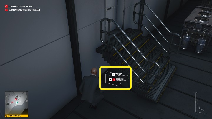 Przemycane na mapę przedmioty należy oczywiście odebrać z miejsca, które służy za skrytkę - Hitman 3: Snajperka - jak zabrać na misję? - Hitman 3 - poradnik, solucja