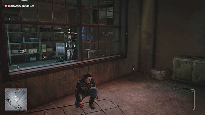 Dobrym pomysłem na oczyszczenie pomieszczenia jest rzucanie przedmiotami po drugiej stronie szklanej ściany - Hitman 3: Monitoring - gdzie sabotować? - Hitman 3 - poradnik, solucja
