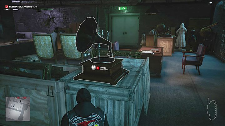Twoim zadaniem jest odciągnięcie Hirschmullera od pozostałych przeciwników z pomieszczenia - Hitman 3: Last Call - jak odblokować trofeum/osiągnięcie? - Hitman 3 - poradnik, solucja