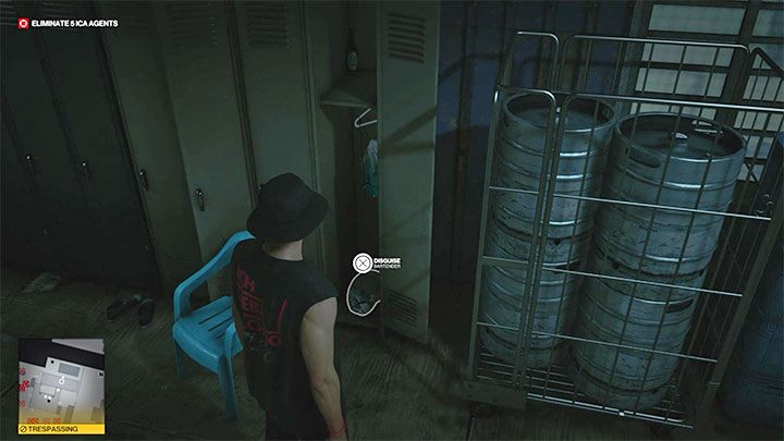 Zainteresuj się zbadaniem małego budynku na tyłach baru Chill Out (punkt 20 na mapie) - nie jest on zamknięty - Hitman 3: Agent Swan - jak zabić? (The Swan Song) - Berlin, solucja - Hitman 3 - poradnik, solucja