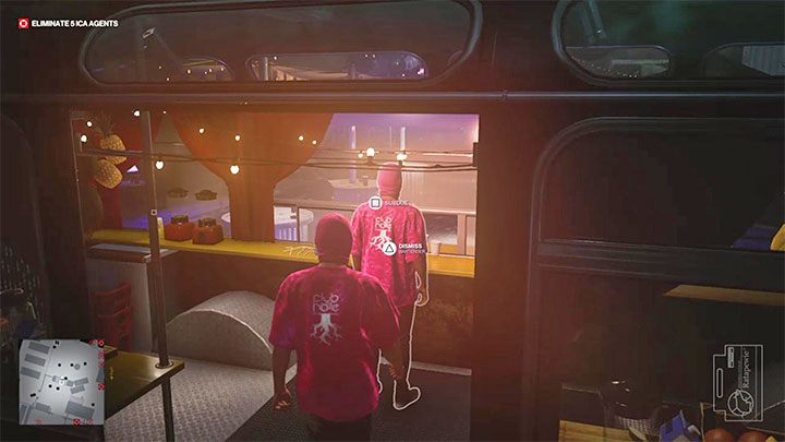 Podejdź do barmana z baru Juice i wciśnij przycisk interakcji żeby go odesłać - Hitman 3: Agent Swan - jak zabić? (The Swan Song) - Berlin, solucja - Hitman 3 - poradnik, solucja