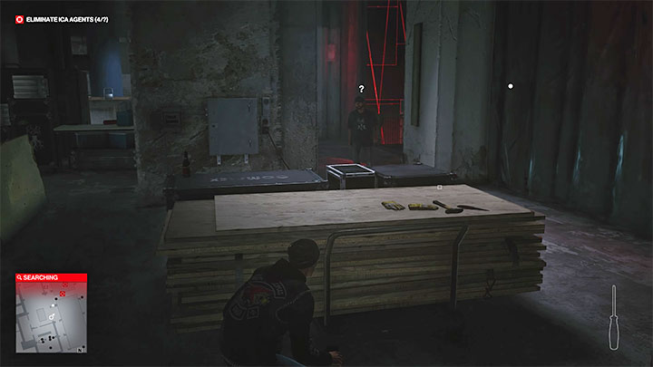 Niestety atak na Bannera domyślnie zaalarmuje dwóch stojących obok techników - Hitman 3: Agent Banner - jak zabić? (The Wall) - Berlin, solucja, opis przejścia - Hitman 3 - poradnik, solucja