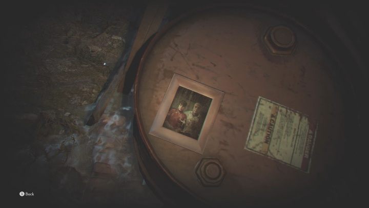 Spójrz w lewo, na beczce leży zdjęcie - The Medium: Ruiny - solucja, opis przejścia - The Medium - poradnik do gry
