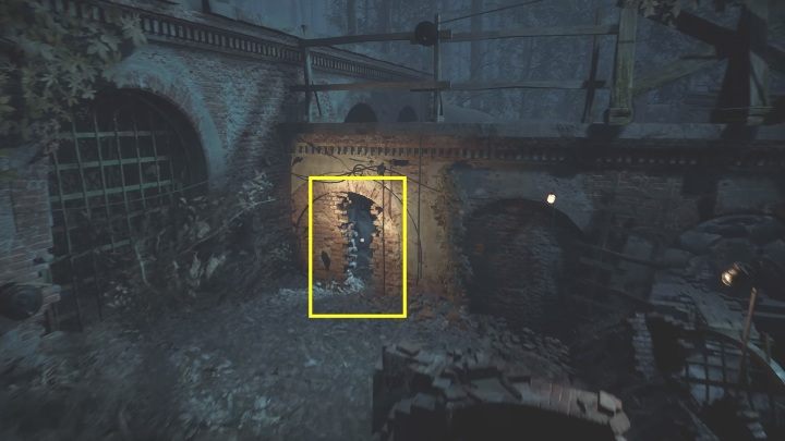 Gdy potwór się odsunie skorzystaj ze swojej szansy i przeciśnij się przez dziurę w murze - The Medium: Ruiny - solucja, opis przejścia - The Medium - poradnik do gry